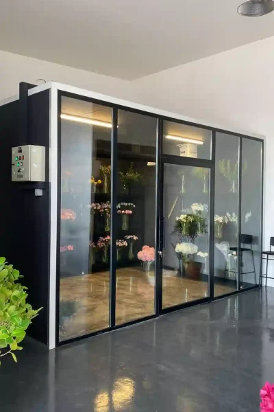 Flower chiller for fresh flower storage with temperature control